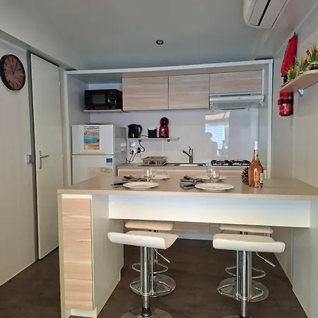 La Closerie Des Clés ,mobil-home 4 étoiles *